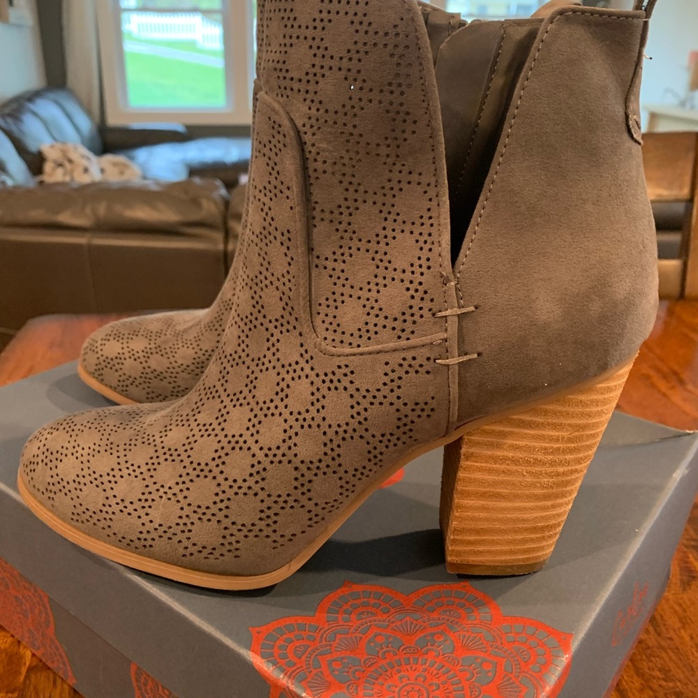 Holly grey Carlos Santana suede booties never worn  9.5